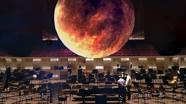 증강현실로 구현된 무대 위 행성