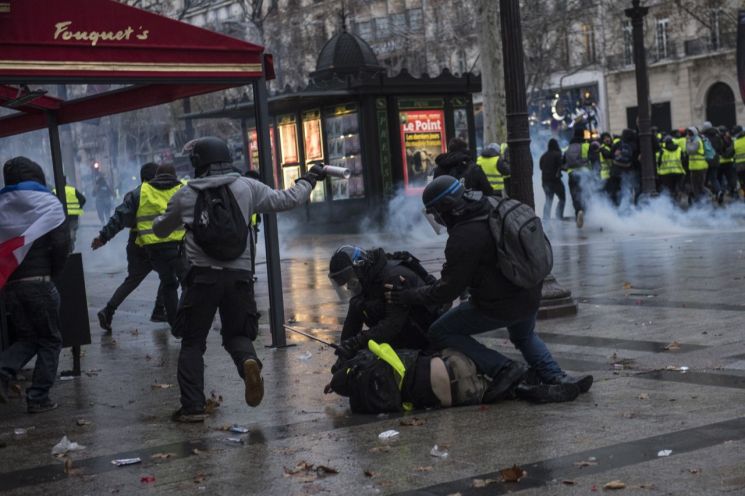 [포토]'마크롱 퇴진' 佛노란 조끼 시위에…파리 경찰 "폭력 막는다" 충돌