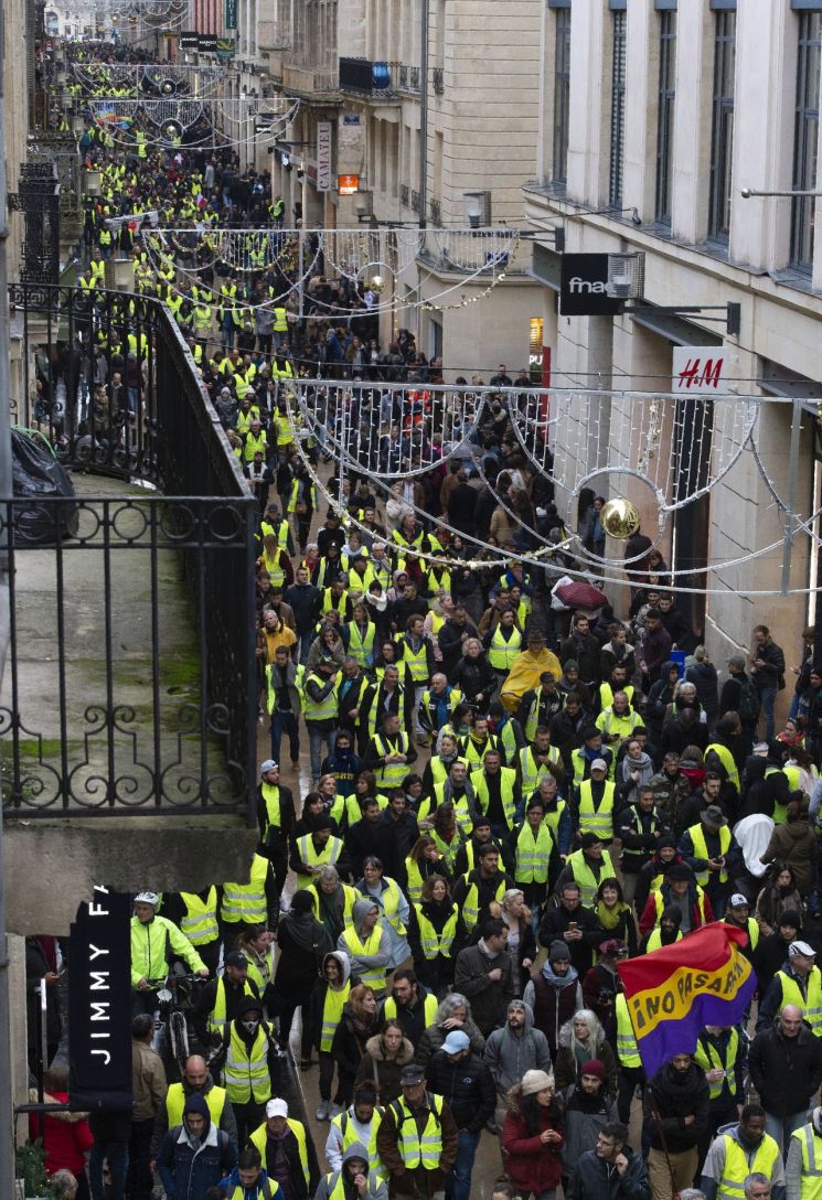 [포토]'마크롱 퇴진' 佛노란 조끼 시위에…파리 경찰 "폭력 막는다" 충돌