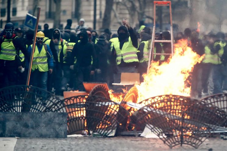 [포토]'마크롱 퇴진' 佛노란 조끼 시위에…파리 경찰 "폭력 막는다" 충돌