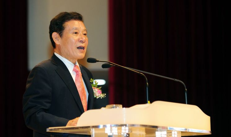 윤장현 전 시장 귀국…검찰, 공항서 휴대폰 압수·10일 '출석' 요구 