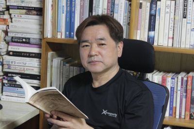 "50세에 처음 죽음 생각…소설 매달 한 편씩 썼다"