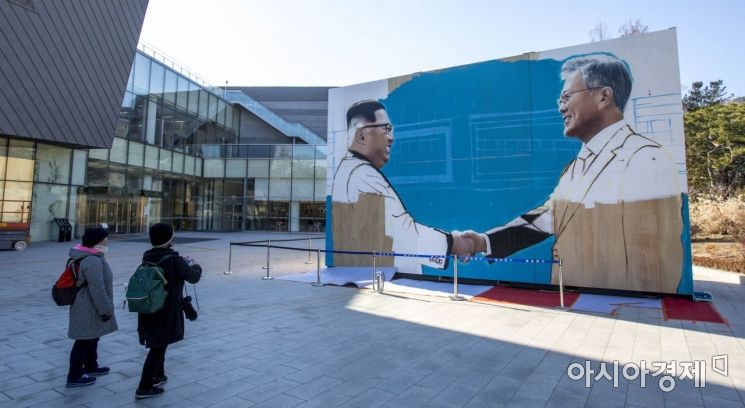[포토]청와대 사랑채 앞에 설치된 문재인 대통령-김정은 위원장 그림 