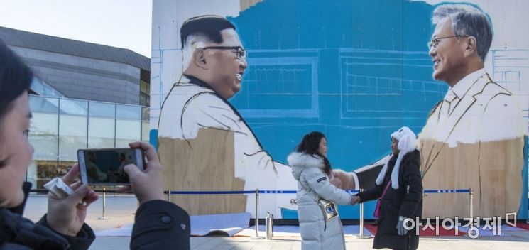 [포토]문재인 대통령-김정은 위원장 그림 앞에서 사진촬영하는 어린이들