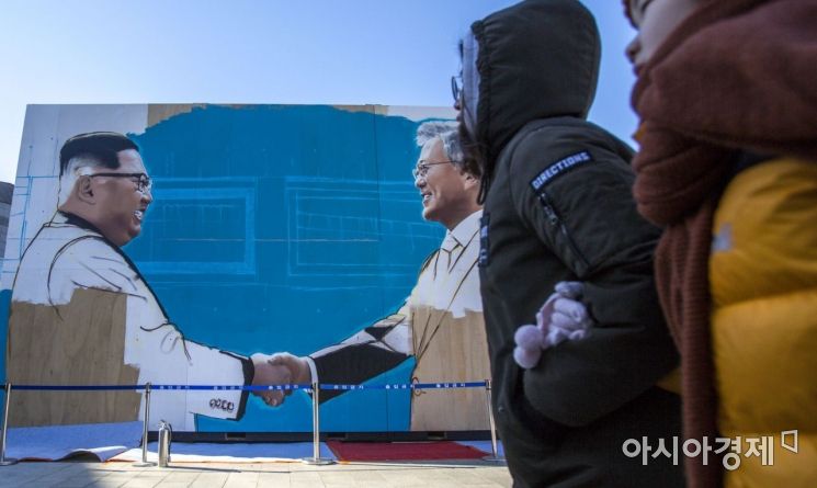[포토]청와대 사랑채 앞에 설치된 문재인 대통령-김정은 위원장 그림 