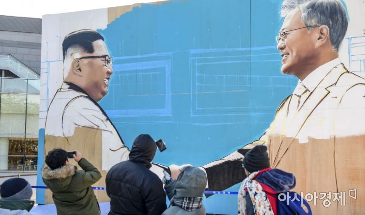 [포토]눈길 끄는 문재인 대통령-김정은 위원장 그림