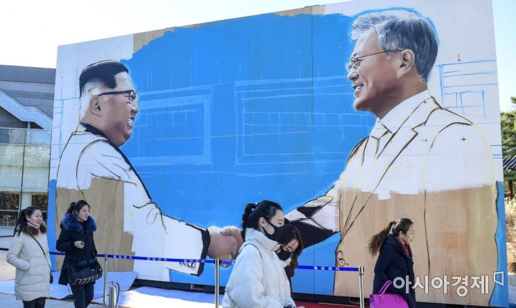 [포토]청와대 사랑채 앞에 걸린 문재인 대통령-김정은 위원장 그림
