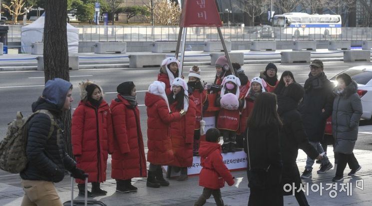 [포토] 구세군 냄비 모금원으로 나선 어린이들