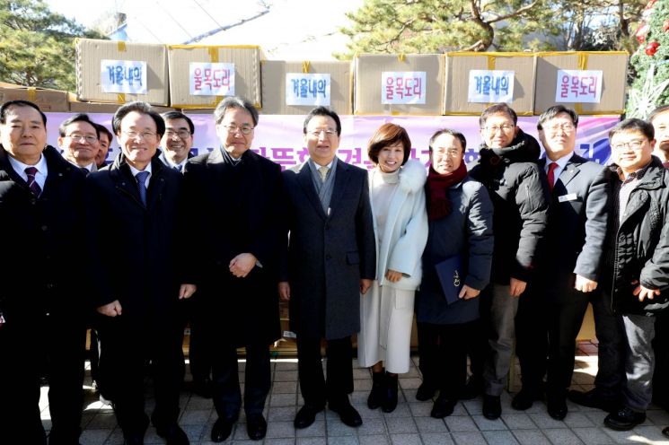 [포토]광림교회,강남구에 겨울내의 1000벌·목도리 1000개 기부