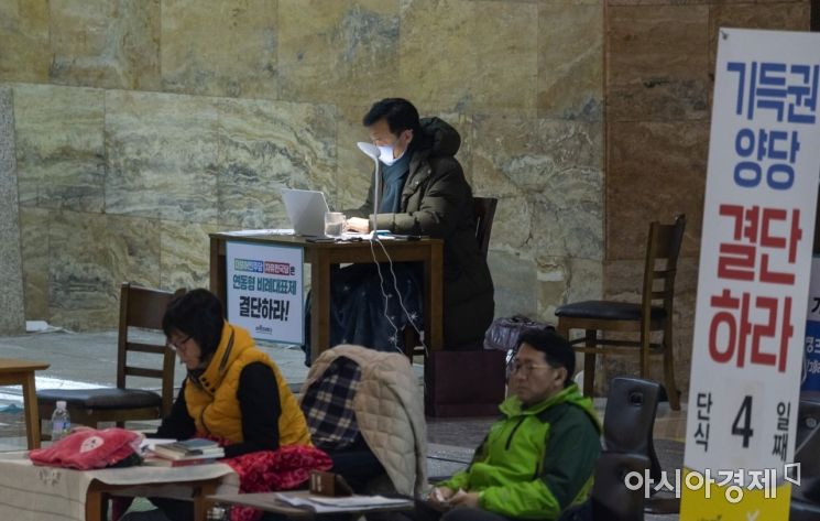 [포토] 손학규-이정미, 선거제개혁 촉구 농성 지속