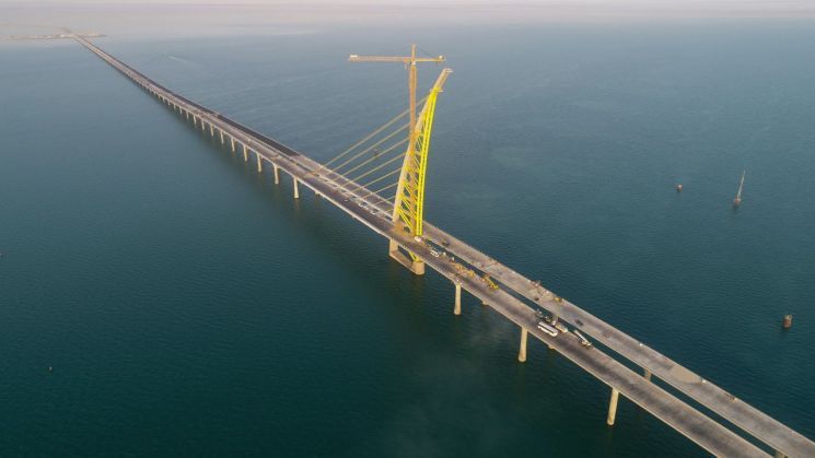 현대건설은 현재 쿠웨이트에서 세계 최장 길이의 다리를 짓고 있다. 수도인 쿠웨이트시티에서 쿠웨이트만을 횡단해 수비야 신도시 지역을 연결하는 초대형 교량인 '쉐이크 자베르 코즈웨이'로 내년 상반기 완공될 예정이다.