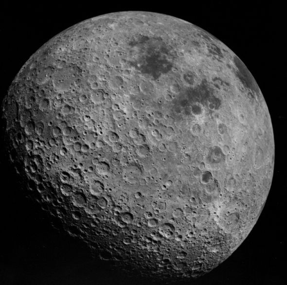 달의 뒷면 모습. 달은 공전주기와 자전주기가 같아 지구에서는 달의 뒷면을 볼 수 없다. 그래서 외계인기지가 위치해있다는 등 각종 음모설에 시달리곤 했다. (사진=NASA)