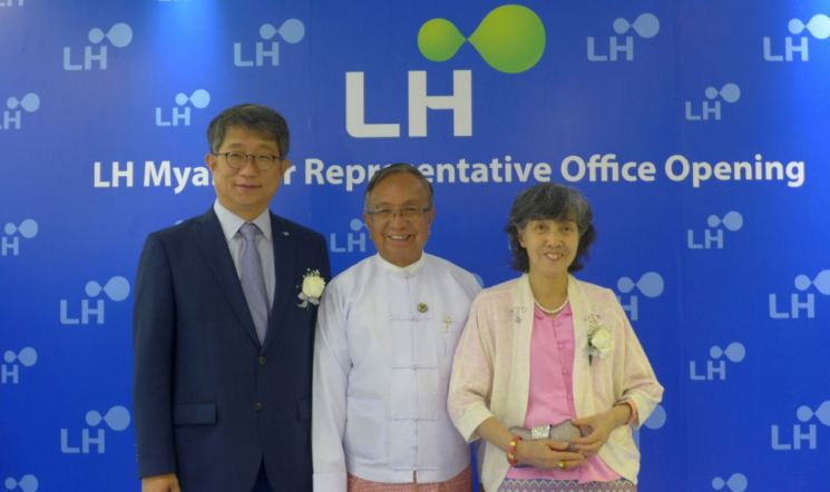 LH 미얀마 대표사무소 개소식에 참석한 박상우 LH 사장(좌측) 및 우 한쪼 미얀마 건설부 장관 내외(가운데, 우측)가 기념촬영을 하고 있다.