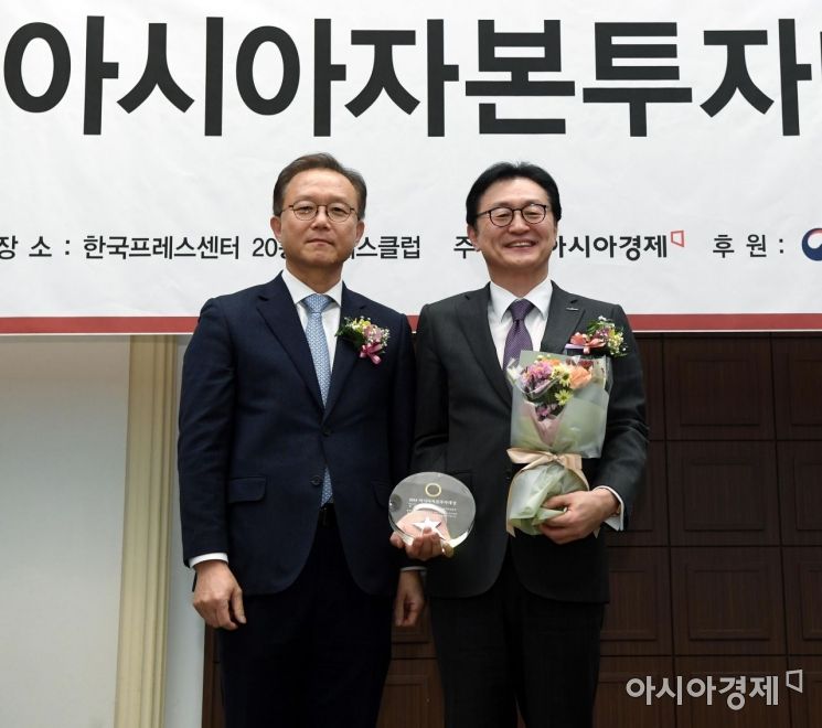 [포토] 아시아자본투자대상 수상하는 유상호 한국투자증권 사장