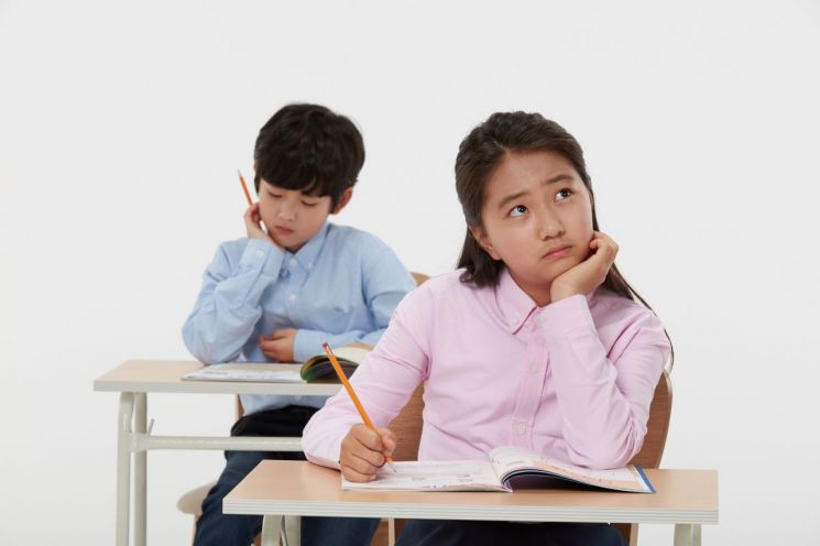 공부 잘한다는 옆집 아이, 교과서로 게임한다는데…