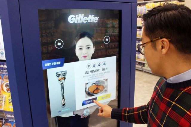 [르포]"카트끌지 마라, QR코드만 찍으면 돼" 롯데마트 금천점 가보니