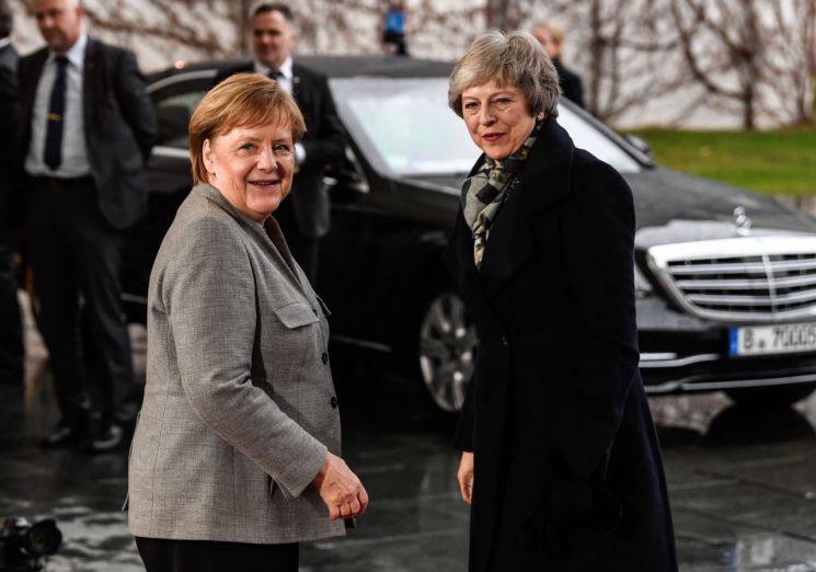 앙겔라 메르켈 독일 총리(왼쪽)와 테리사 메이 영국 총리 [이미지출처=EPA연합뉴스]