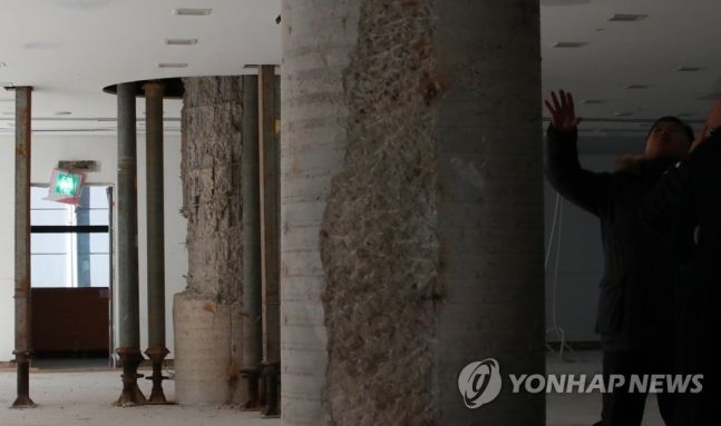12일 붕괴 위험으로 퇴거 조치가 이뤄진 서울 삼성동 대종빌딩에서 중앙 기둥을 감싼 콘크리트가 부서져 철골 구조물이 드러나 있다. 사진=연합뉴스