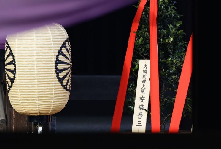 지난해 10월 아베 신조(安倍晋三) 일본 총리가 태평양전쟁 A금 전범이 합사된 야스쿠니(靖國)신사에 공물을 보낸 모습.(사진=연합뉴스)