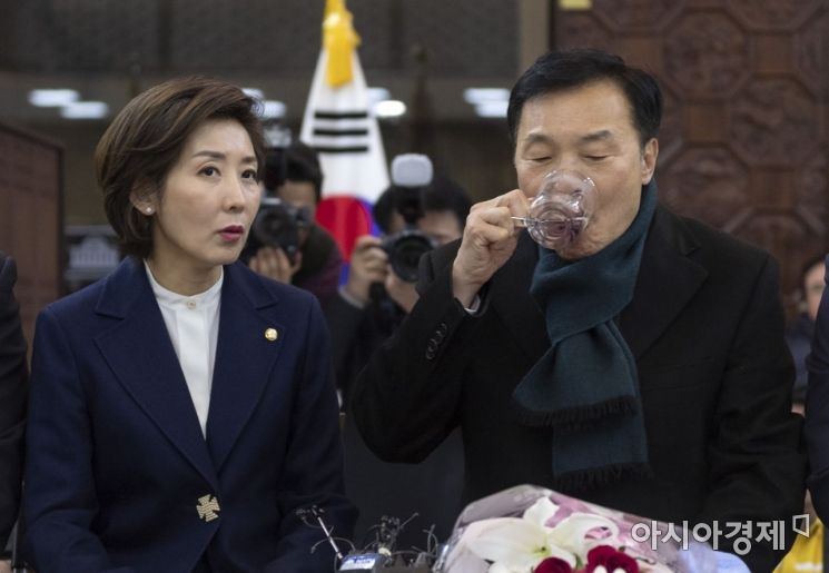 나경원 자유한국당 신임 원내대표가 12일 국회 본회의장 로텐더홀에서 단식 농성중인 손학규 바른미래당 대표를 찾아 이야기를 나누고 있다./윤동주 기자 doso7@