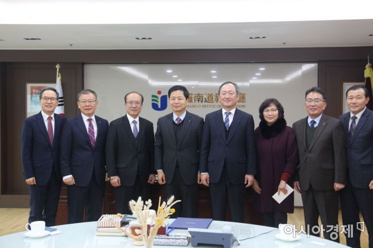 대한결핵협회 광주전남, 장석웅 전남도교육감에 크리스마스 씰 전달