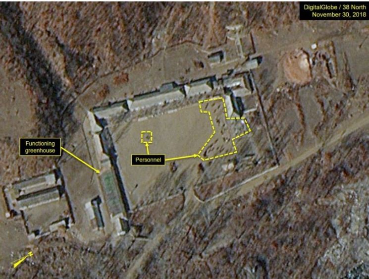 지난 11월 풍계리 핵실험장을 찍은 위성사진에서 사람의 모습이 포착됐다(사진=38노스홈페이지)