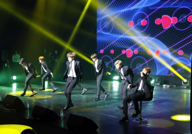지난 10월  '한-불 우정의 콘서트'에서 공연하는 방탄소년단(BTS)/이미지출처=연합뉴스