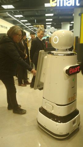 [르포]로봇이 오렌지 찾아주는 이마트 의왕점…"차별화된 경험 제공"