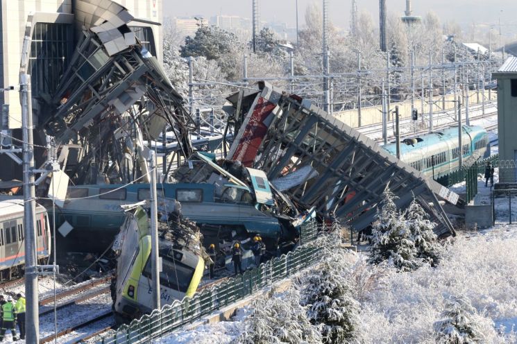 터키 고속열차 충돌사고 사상자 93명으로 늘어…최소 9명 사망