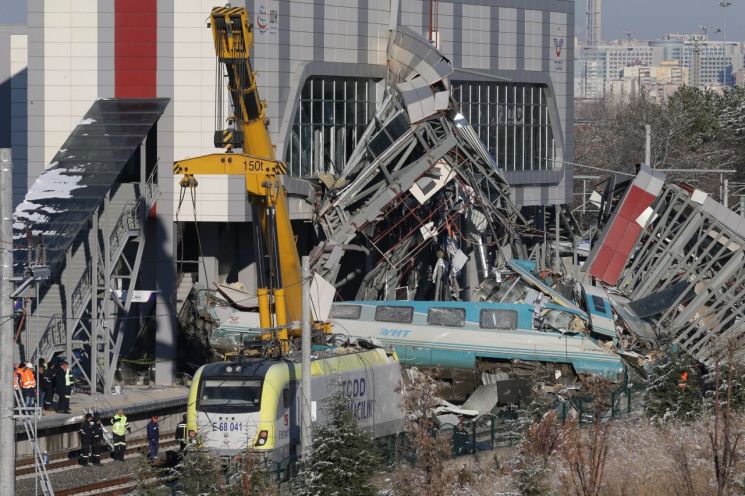 터키 고속열차 충돌사고 사상자 93명으로 늘어…최소 9명 사망