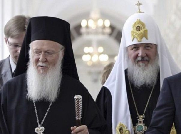 콘스탄티노플 총대주교 바르톨로메오스 1세(왼쪽)와 러시아 정교회의 키릴 총대주교(오른쪽)의 모습. 두 교구는 우크라이나 정교회 독립문제 뿐만 아니라 여러 문제에서 줄곧 충돌해왔다.(사진=연합뉴스)