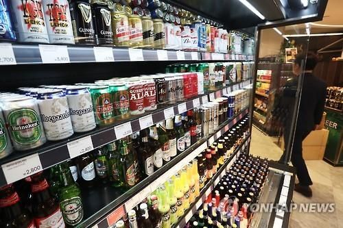 마트의 주류매장.사진은 기사 중 특정표현과 관계 없음.사진=연합뉴스