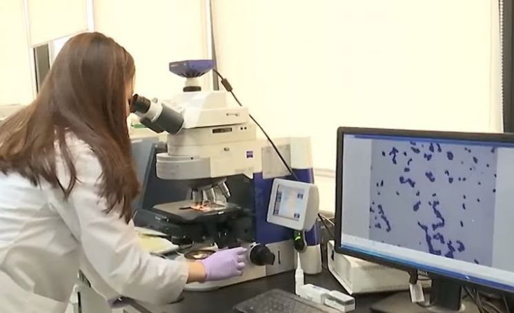 현미경으로 세균을 관찰하고 있는 연구원의 모습. [사진=유튜브 화면캡처]