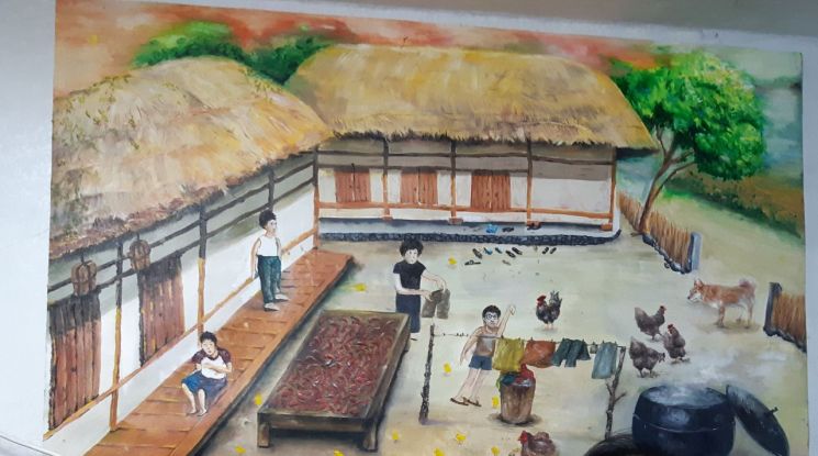 "어릴 적 뛰놀던 시골 초가집 방 안에 들어왔어요"