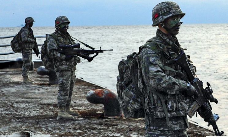 해병대원이 독도 방어훈련 중 경계를 하고 있다. [이미지출처=연합뉴스]