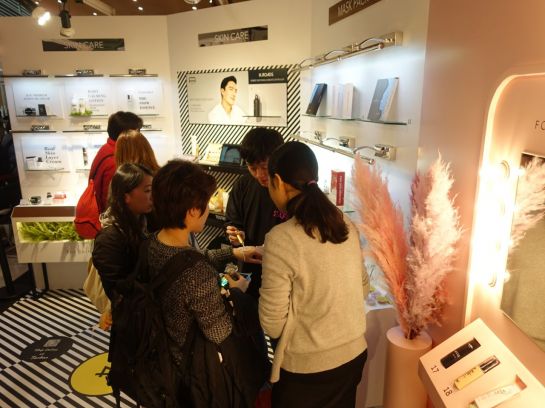 '2018 MAMA' 아시아 음악시상식 연계 한국 제품 판촉전 행사장을 찾은 관람객들이 제품 체험을 하고 있다.