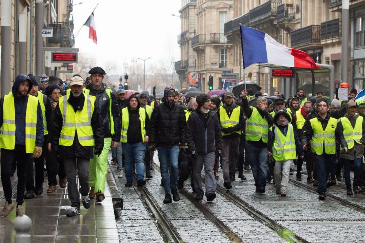 프랑스 5주째 노란조끼 집회…마크롱 담화 후 참가규모는 줄어