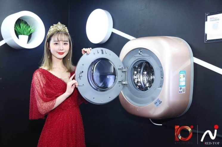 2018 중국 '홍딩장' 수상식장에서 모델이 대우전자 벽걸이 드럼세탁기 '미니'를 소개하고 있다.(사진=대우전자)