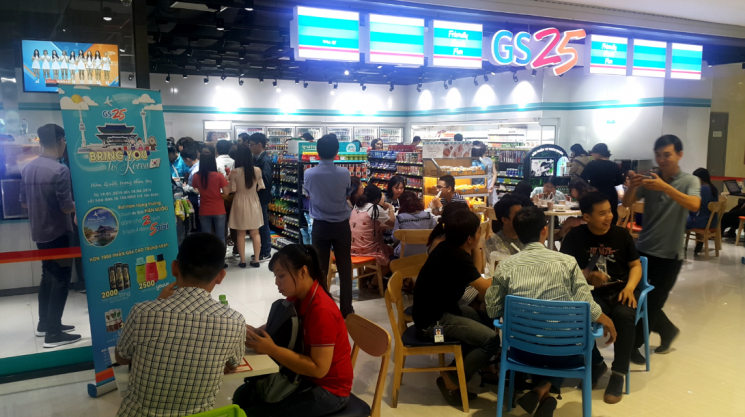 베트남 GS25에서 즐거운 시간을 보내고 있는 베트남 고객들 [사진 = GS25]