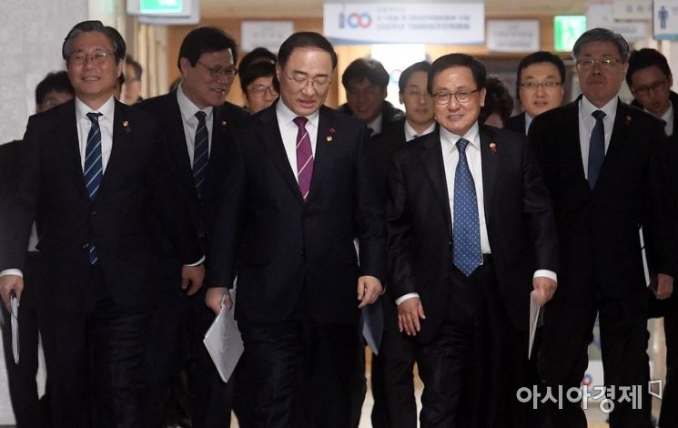 [포토] 2019 경제정책방향 브리핑 참석하는 장관들