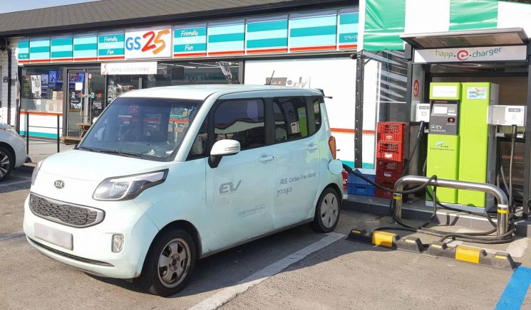 전기차 충전도 편의점에서…GS리테일, 충전소 2025년까지 500곳 이상 늘린다