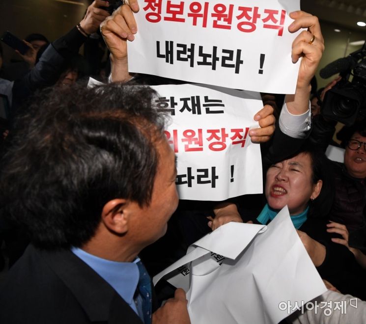 한국당行 이학재 탈당 ‘몸싸움’…바른미래당, 정보위원장 사퇴 요구