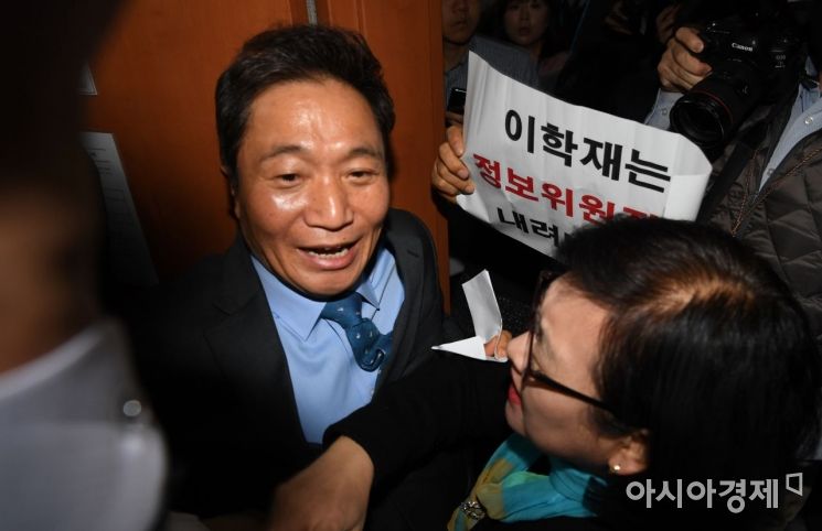 바른미래당을 탈당한 이학재 의원이 18일 국회에서 자유한국당 복당 기자회견을 마친 뒤 회견장을 나오다 바른미래당 당원들에게 "정보위원장직을 반납하라"며 거센 항의를 받고 있다./윤동주 기자 doso7@