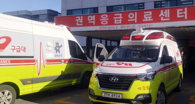 18일 오후 강원 강릉시 경포의 한 펜션에서 학생 3명이 숨지고 7명이 의식이 없는 사고가 발생한 가운데 강릉아산병원 앞에 응급차가 줄지어 주차돼 있다. [이미지출처=연합뉴스]