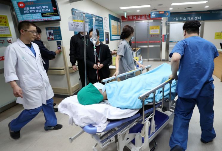 강릉 아산병원 응급의료센터에서 치료를 받던 학생이 고압산소치료센터로 이송되고 있다. [이미지출처=연합뉴스]