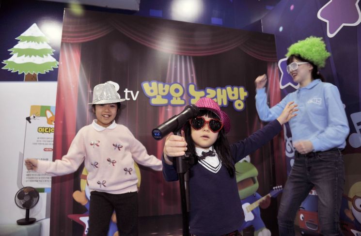 SK브로드밴드가 서울 뽀로로파크 잠실점 미디어 볼풀장에 IPTV 'B tv'에서 서비스 중인 유아용 노래방 서비스 '뽀요 노래방' 체험존을 운영한다.