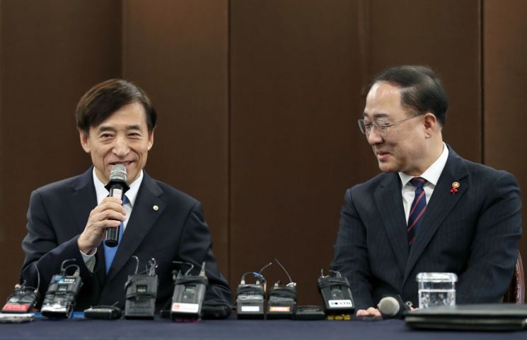 홍남기 "정책공조 중요"…이주열 "정부와 긴밀 협력" 첫 만남