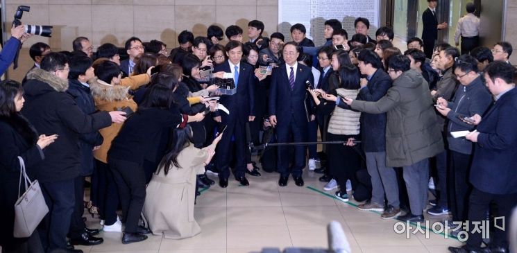 [포토] 경제부총리와 한국은행 총재 만남에 쏠린 관심