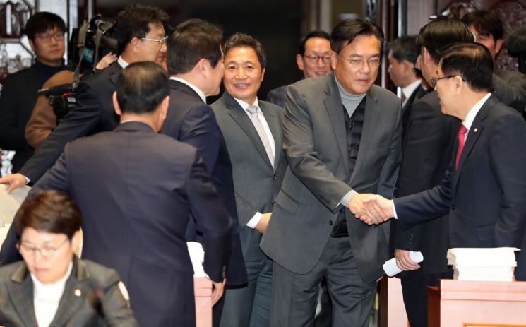 나경원 “정보위원장 내려놓지 않는 게 관행”…이학재, 김관영 '작심비판'