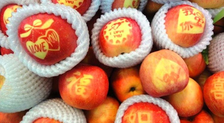 개혁개방 이후 중국 내 사과생산량이 크게 늘고 국민소득도 늘면서 과거 먹기 힘들던 사과를 성탄전야에 나누는 풍습이 생긴 것으로 추정된다. (사진=www.baidu.com)